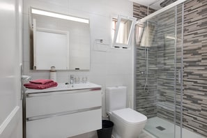 Dusche, Haartrockner, Handtücher