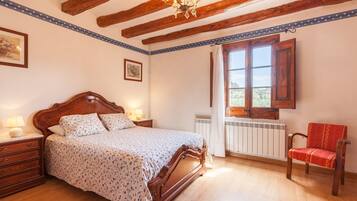 6 bedrooms, iron/ironing board, free WiFi, bed sheets