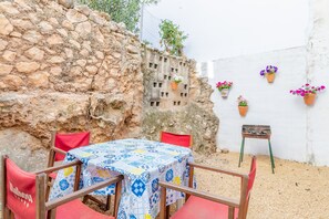 Outdoor dining - Holiday Home 'La Clau Casa Rural ' with Mountain View, Private Terrace and Wi-Fi (Polop)