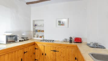 KĂŒhlschrank, Mikrowelle, Herdplatte, Wasserkocher mit Kaffee-/Teezubehör