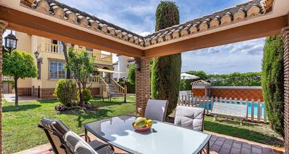 Ferienhaus 'Cypress House' mit privatem Pool, WLAN und Klimaanlage