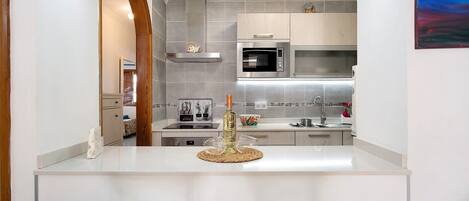 Jääkaappi, mikroaaltouuni, uuni, liesi