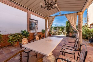 Outdoor dining - Holiday Home 'Villa Verde' with Mountain View, Private Pool and Wi-Fi (Nigüelas)