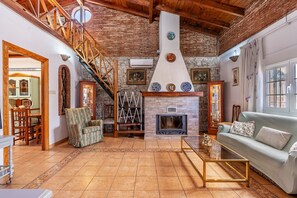 TV - Holiday Home 'Villa Verde' with Mountain View, Private Pool and Wi-Fi (Nigüelas)