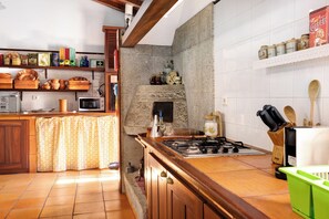 Geladeira, micro-ondas, fogão, cooktop