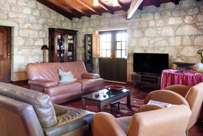 Televisión, chimenea, reproductor de DVD y estéreo 