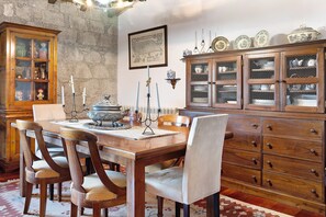 Dining - Holiday Home 'Do Sobreiro' with Mountain View, Private Pool and Wi-Fi (Freixieiro de Soutelo)