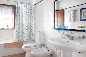 Bathtub, hair dryer, towels - Holiday Home 'Do Sobreiro' with Mountain View, Private Pool and Wi-Fi (Freixieiro de Soutelo)