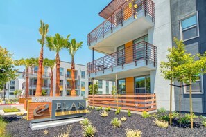 Front of property - Elan Menlo (Menlo Park)