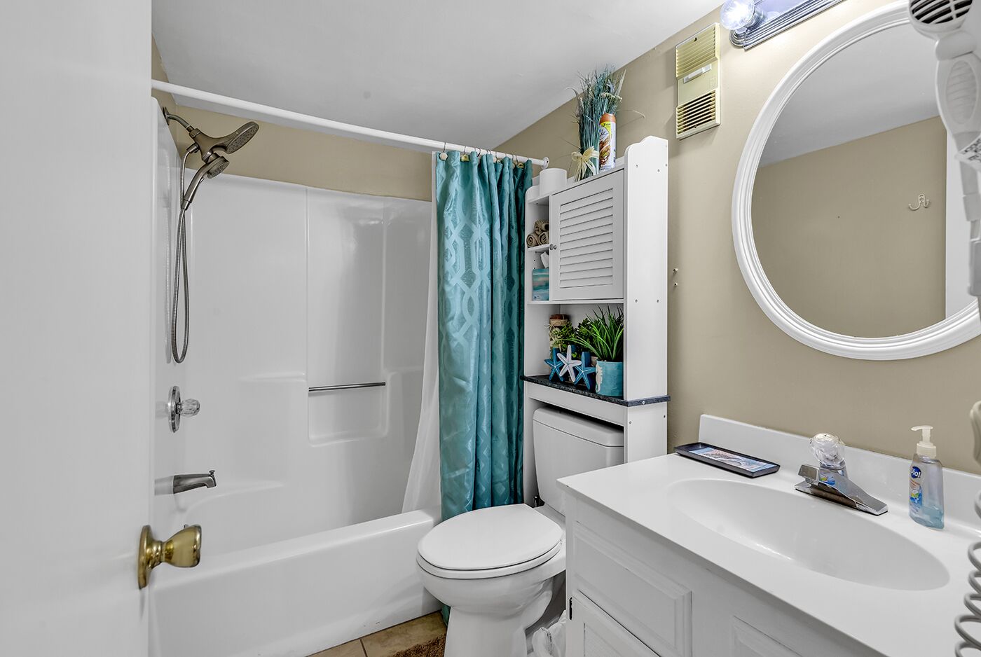 Un baño con bañera, inodoro y lavamanos.