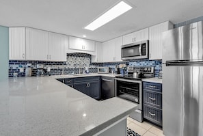 Frigorifero, microonde, forno, piano cottura