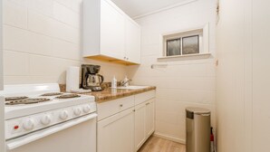 Cafeteira/chaleira, geladeira, micro-ondas, fogão