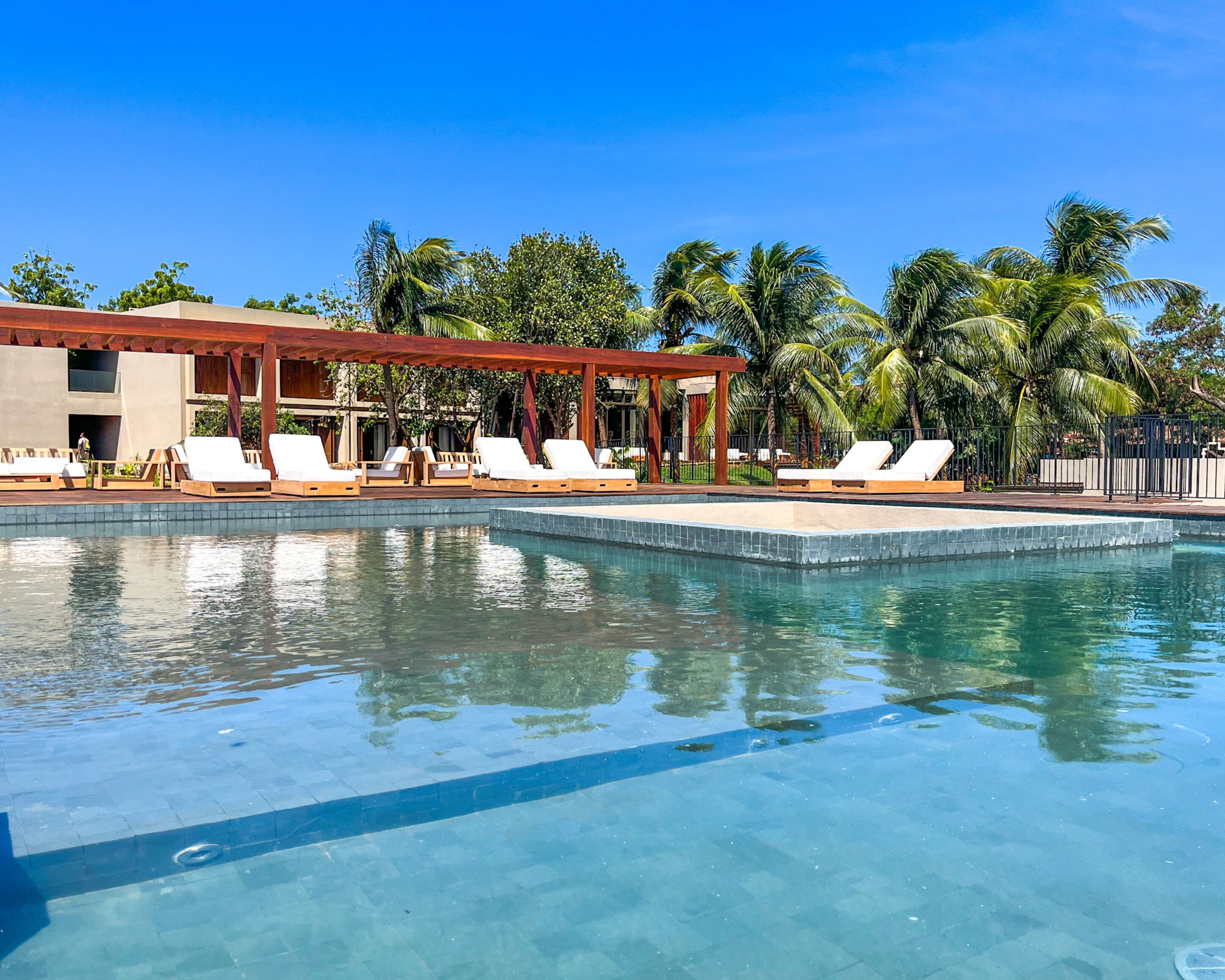 Una piscina al aire libre