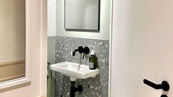 Doccia, asciugacapelli, asciugamani, sapone