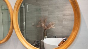 Badewanne, Haartrockner, Handtücher