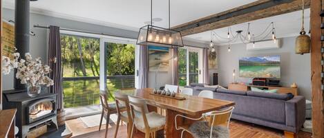 Een smart-tv en een open haard