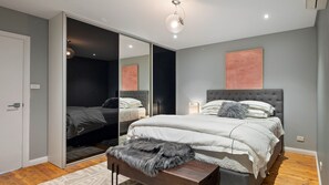3 habitaciones, escritorio y tabla de planchar con plancha 