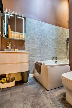 Shower, hair dryer, towels