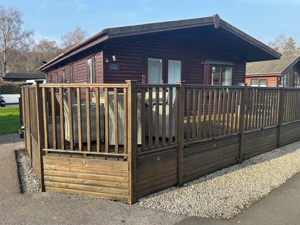 Eine Holzhütte mit einem umzäunten Patio.
