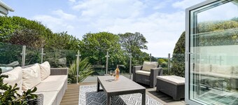 Seafeathers - Luxury Holiday Home with Sea Views