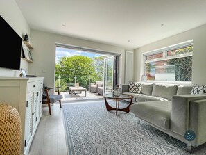 TV, stereo - Seafeathers - Luxury Holiday Home with Sea Views (Weymouth)