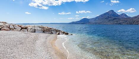 Plage, chaises longues