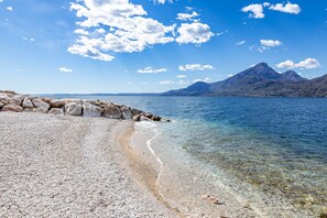 On the beach, sun loungers - Graziella House (Brenzone sul Garda)