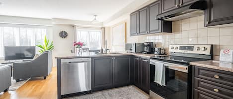 Elite Townhome, 3 Bedrooms, Patio, City View | Private kitchen | Full-size fridge, microwave, oven, stovetop