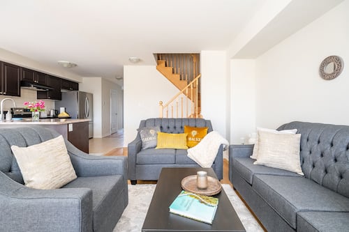 Casa de ciudad Elite, 3 habitaciones, patio, vista a la ciudad | Área de sala de estar | Televisión de pantalla plana, Netflix, Hulu y servicios de streaming