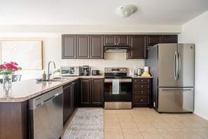 Elite Townhome, 3 Bedrooms, Patio, City View | Private kitchen | Full-sized fridge, microwave, oven, stovetop - New 3BR Townhouse, Minutes to Niagara Falls and Brock University by GLOBALSTAY (Thorold)