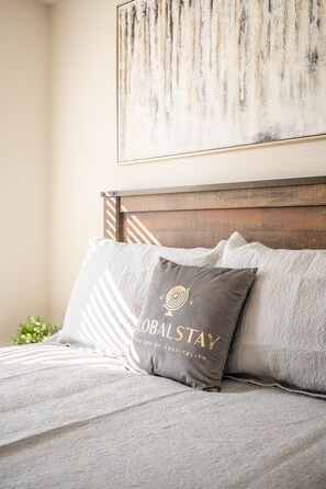 Elite Townhome, 3 Bedrooms, Patio, City View | 3 bedrooms, individually decorated, individually furnished, desk - New 3BR Townhouse, Minutes to Niagara Falls and Brock University by GLOBALSTAY (Thorold)