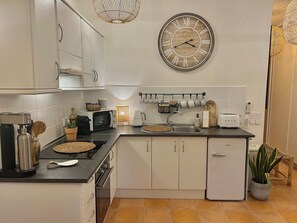 Køleskab, mikrobølgeovn, ovn, kogeplade