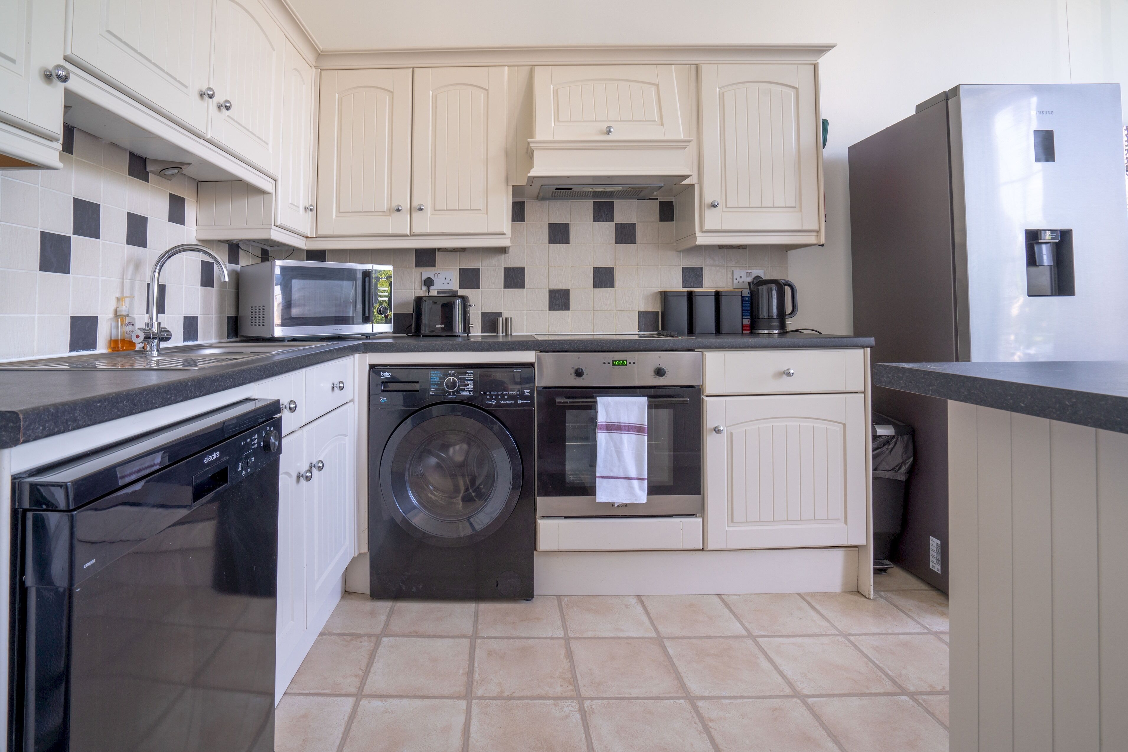 冰箱、微波炉、烤箱、洗碗机