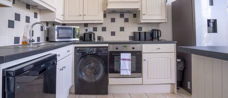 Kühlschrank, Mikrowelle, Ofen, Geschirrspüler