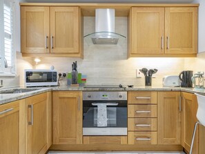 Fridge, microwave, oven, dishwasher - Spacious Home Rooftop Terrace Cafes Bars - Pass the Keys (Belfast)