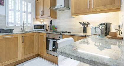 Pass the Keys | Spacious Home Rooftop Terrace Cafes Bars