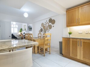 Dining - Spacious Home Rooftop Terrace Cafes Bars - Pass the Keys (Belfast)