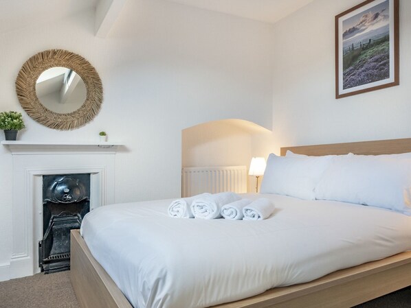 4 bedrooms, iron/ironing board, free WiFi, bed sheets