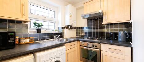 Een koelkast, een magnetron, een broodrooster