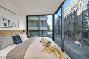 2 habitaciones, tabla de planchar con plancha y ropa de cama