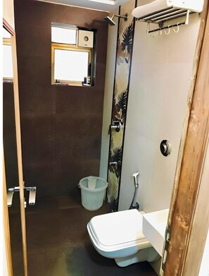 Towels, soap, shampoo - Budget Twin Room 3 (Colaba)