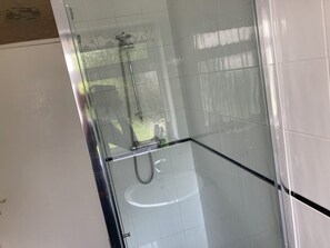Casa | Banheiro | Chuveiro, produtos de toalete grátis, secador de cabelo 