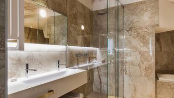 House, Accessible, Smoking | 5 bedrooms, soundproofing, Internet