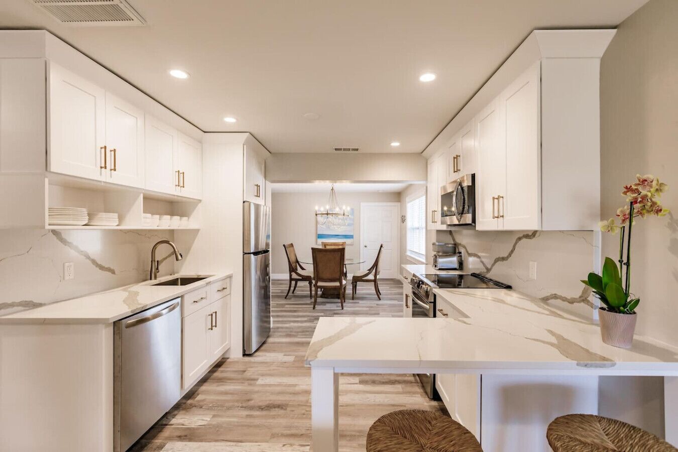 Kjøleskap, mikrobølgeovn, ovn og kokeplater