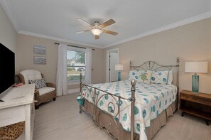 4 habitaciones, escritorio y tabla de planchar con plancha 