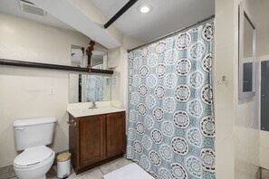 Haartrockner, Handtücher, Seife, Shampoo