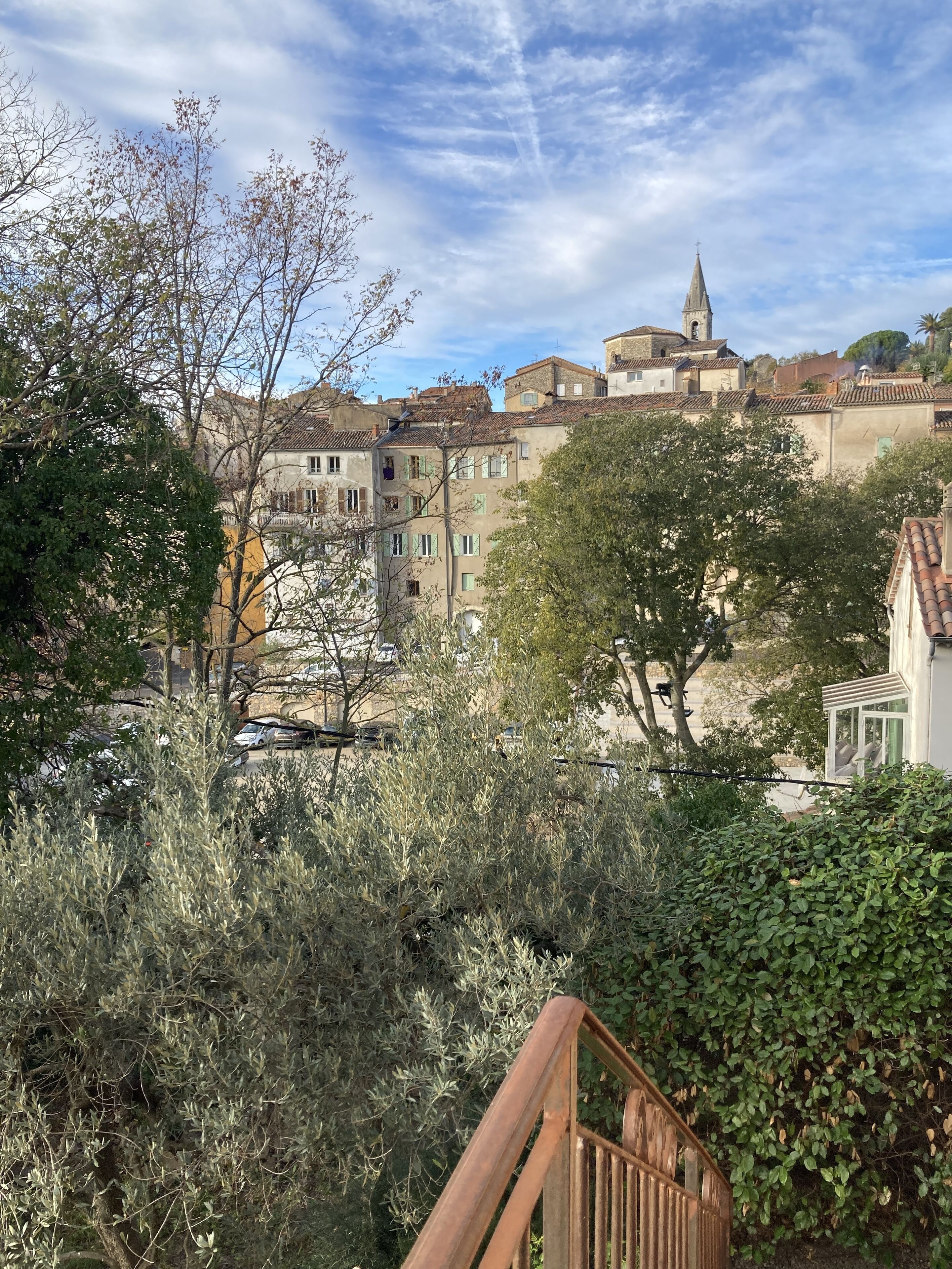 المنطقة المحيطة بالمنشأة