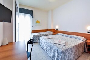 Triple Room | Frette Italian sheets, premium bedding, minibar, in-room safe - Hotel Sunset Rimini (Rimini)