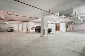 Free self parking - Polaris International Hotel (Ledong)