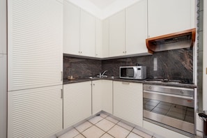 Frigorifero, microonde, forno, piano cottura